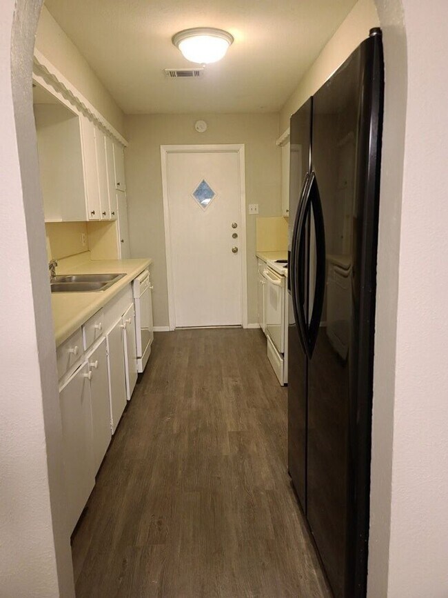 Building Photo - Great 2 Story Duplex