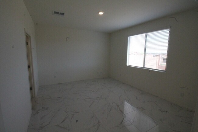 Building Photo - 5523 W Monterey Dr