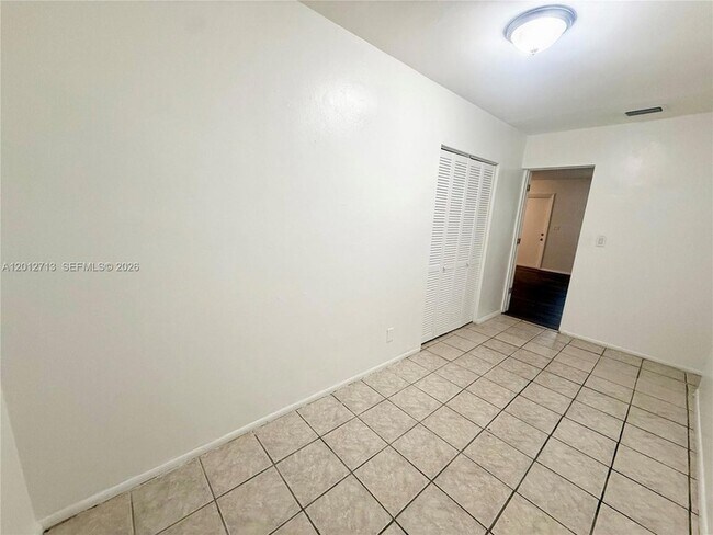Building Photo - 220 NE 41st St
