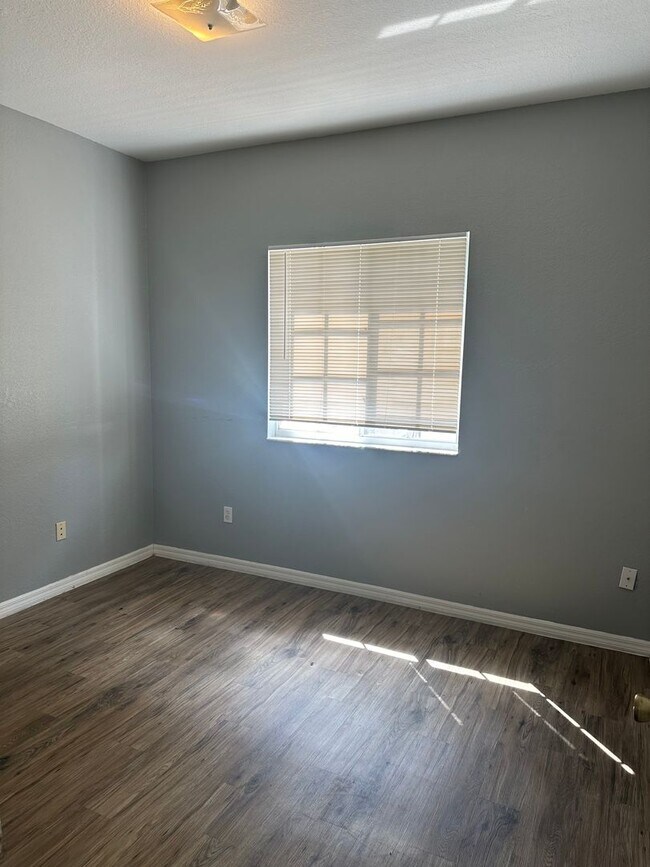 Building Photo - 2 Bedroom 2 Full Bath Townhome in LAKE MAR...