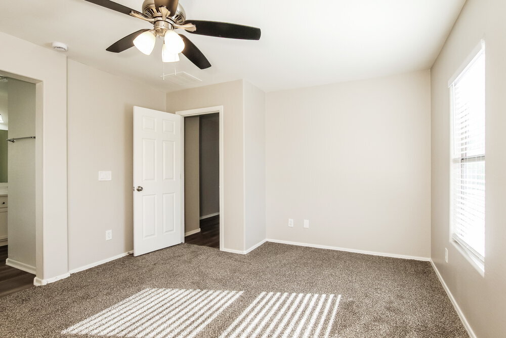 Building Photo - 943 E Agua Fria Ln