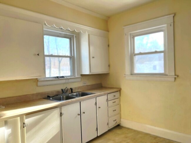 Building Photo - 1641 Stewart Ave