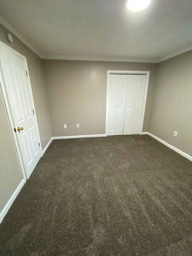 Building Photo - Now accepting applications for a 2 bedroom...