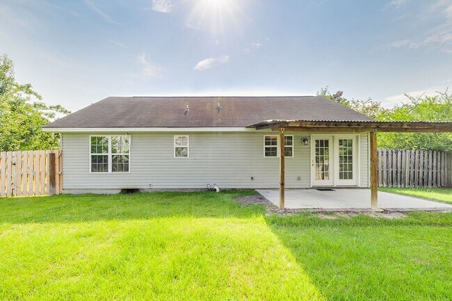 Building Photo - Move-In Ready 3-Bedroom Home with Fenced Backyard in Guyton!