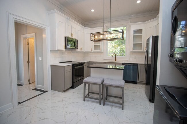 Building Photo - Historic Charm Meets Modern Living in Olympia – Walk to Williams-Brice Stadium!