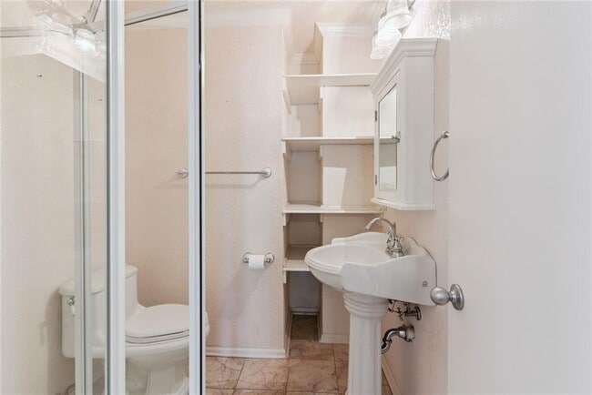 Building Photo - 1407 Sycamore Ave