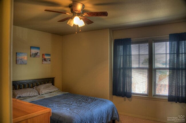 Building Photo - Darling Townhouse in Southeast Bend!