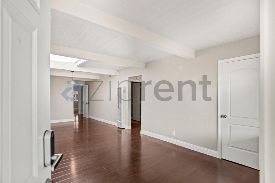 Building Photo - 1135 Hollyburne Ave