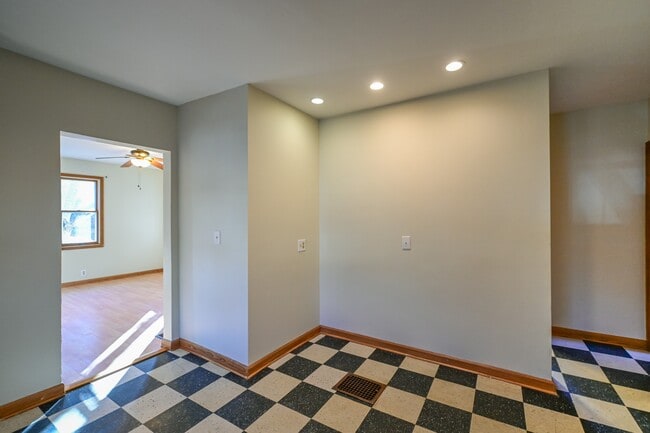 Building Photo - 29 N Shafer St