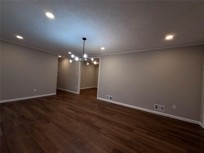 Building Photo - 1055 Pinecrest Dr