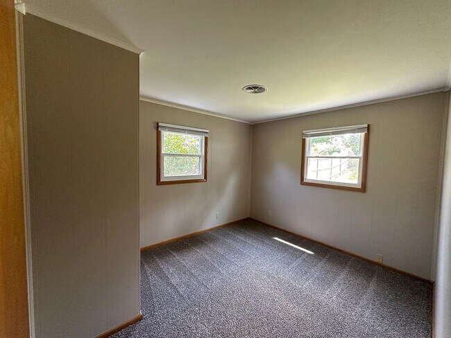 Building Photo - 1711 Keith Dr NE
