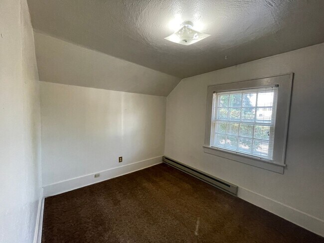 Building Photo - 4 Bedroom Campus House!