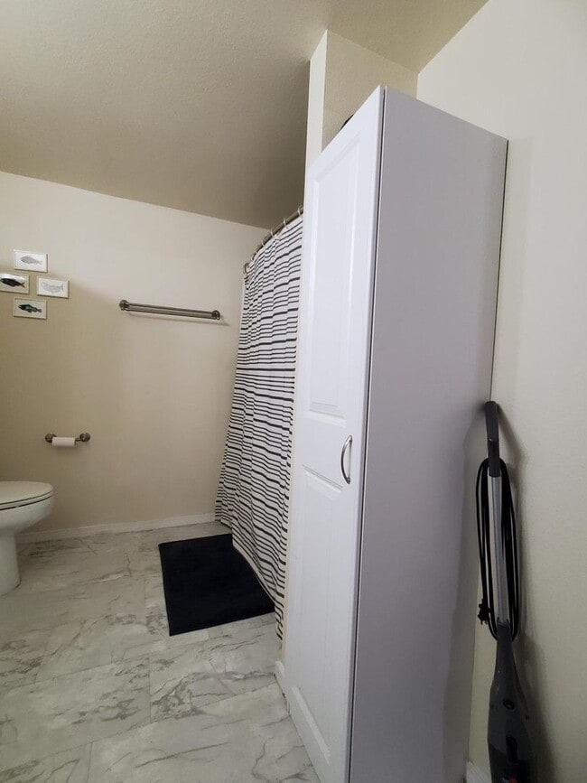 Building Photo - Cozy, 2 Bedroom Apartment for Rent in the Birchwood Neighborhood!