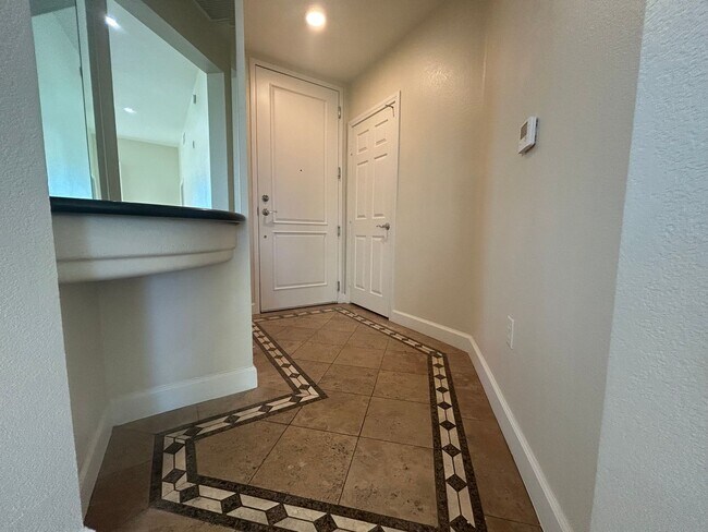 Building Photo - Guard gated Park Ave Condo