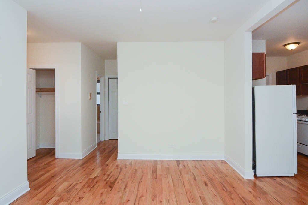 Building Photo - 629 W Cornelia Ave