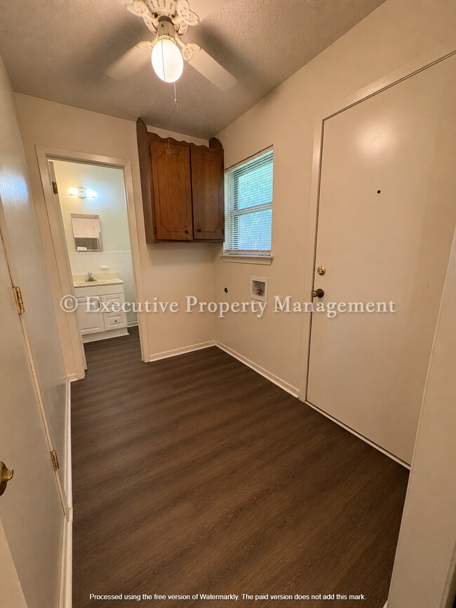 Building Photo - 616 Cedar Dr