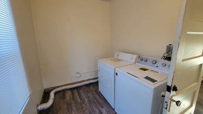 Building Photo - Great 1 bed 1 bath lower level unit in Duplex!