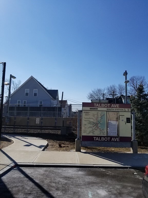 Building Photo - 593 Park St