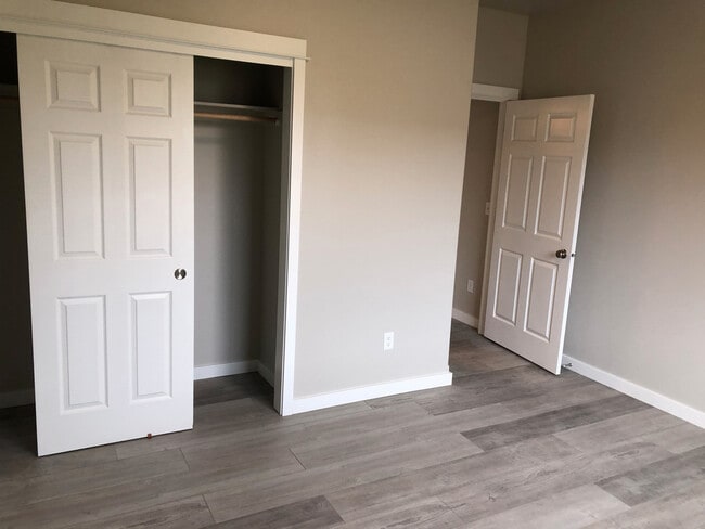 Building Photo - Modern Townhome with Heated Garage