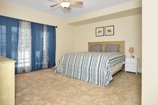 Building Photo - Furnished 3-bedroon townhouse end-unit for...