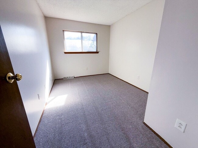 Building Photo - Stylishly Renovated 4-Bedroom Ranch with F...