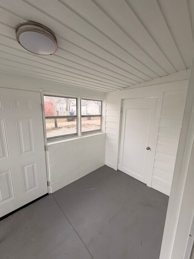 Building Photo - Beautiful Renovated 3 Br House!