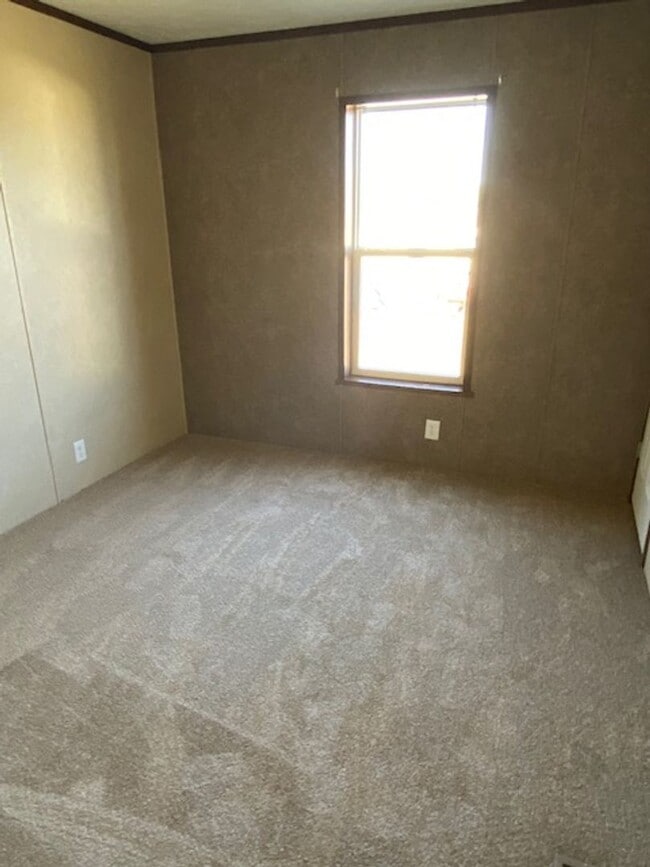 Building Photo - Nicely appointed 3bd/2ba Singlewide