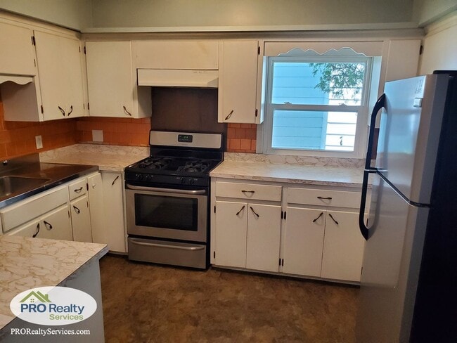 Building Photo - Charming 4 Bedroom Home