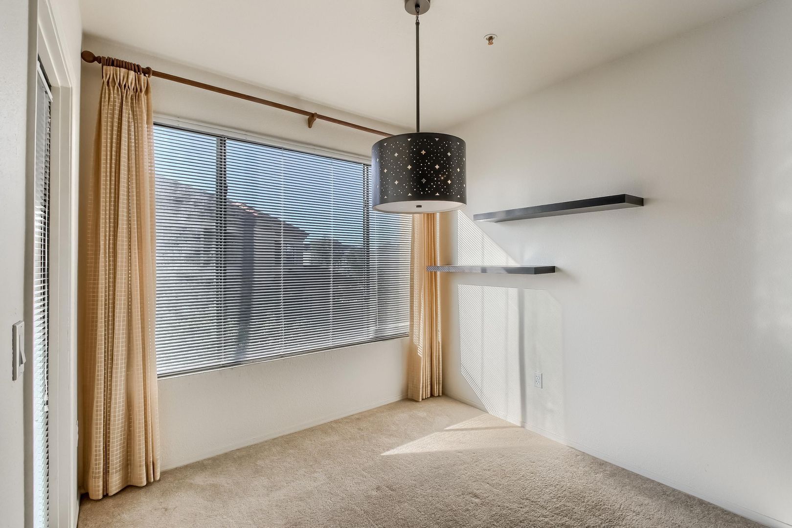 Building Photo - 4925 E Desert Cove Ave