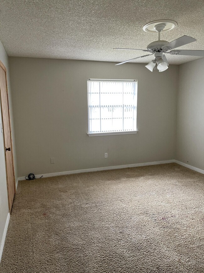 Building Photo - 12081 Longwood Dr