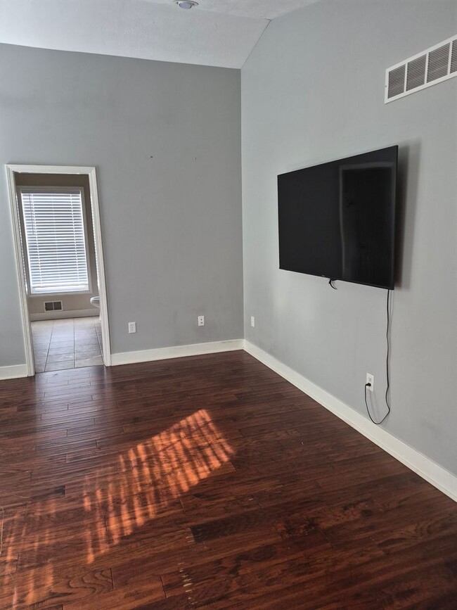 Building Photo - 79 Rogue River View Dr NE