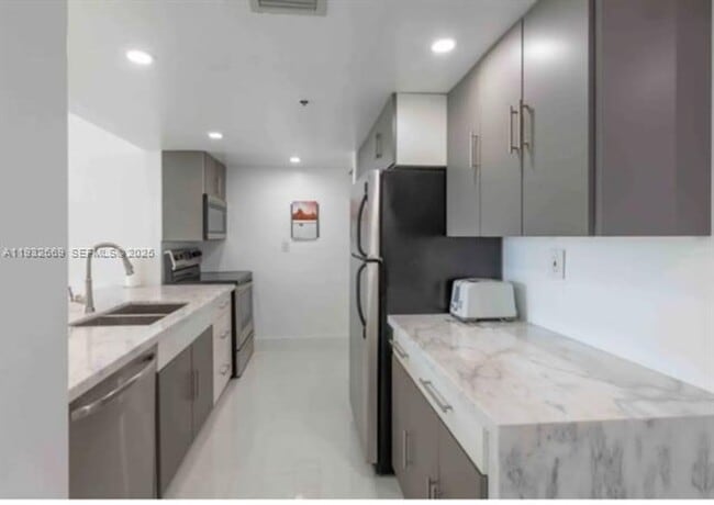 Building Photo - 1717 N Bayshore Dr