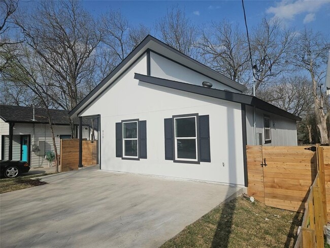 Building Photo - 810 Mora St