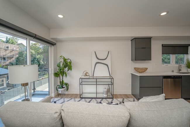 Building Photo - 2115 Holly Dr