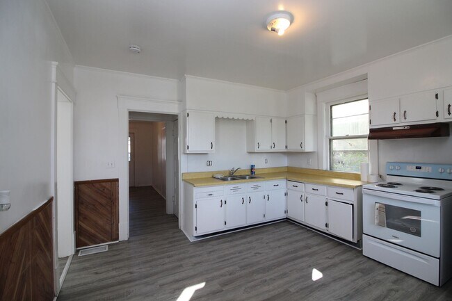 Building Photo - 90-990 Baker St