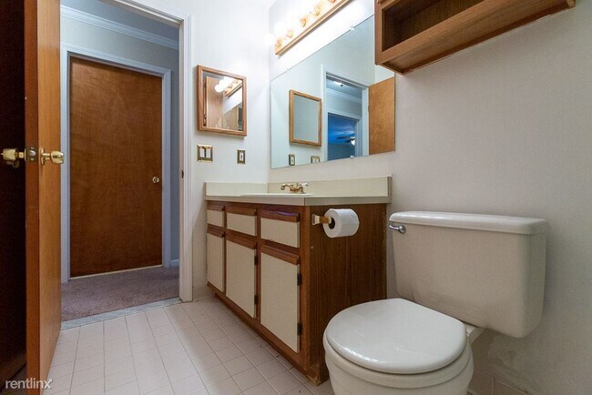 Building Photo - 2 br, 1 bath  - 30506 Oakridge Manor Dr