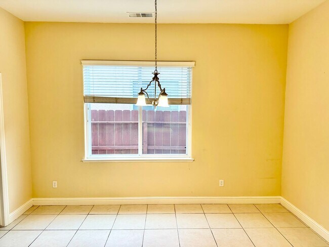 Building Photo - Stunning5 Bedroom North Fresno Granville