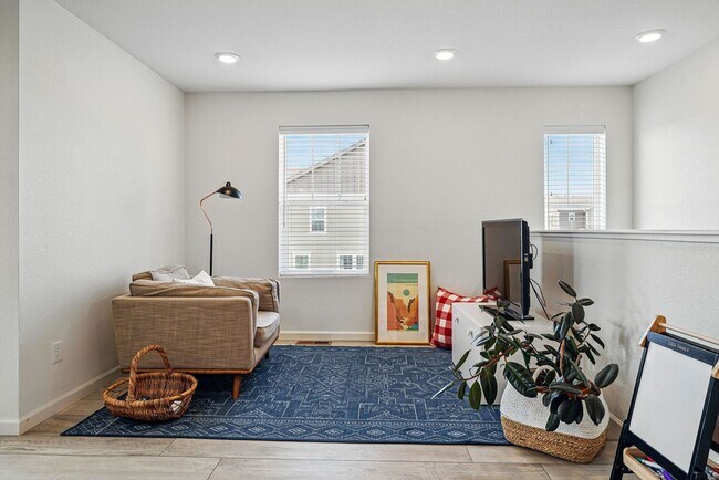 Building Photo - Spacious 3BR/3BA Townhome-Available NOW!