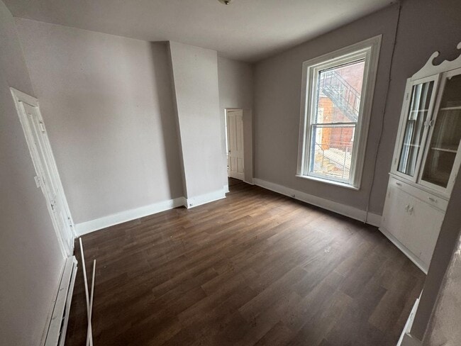 Building Photo - 727-729 W 4th St