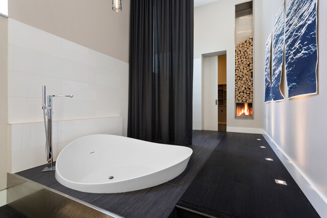 Building Photo - 1019 N Wolcott Ave