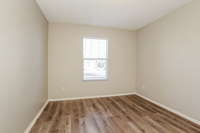 Building Photo - 14837 W Columbine Dr