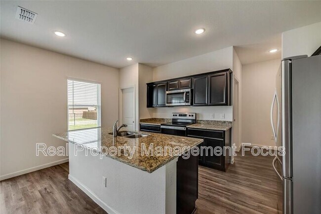 Building Photo - 713 Peach Tree Ln