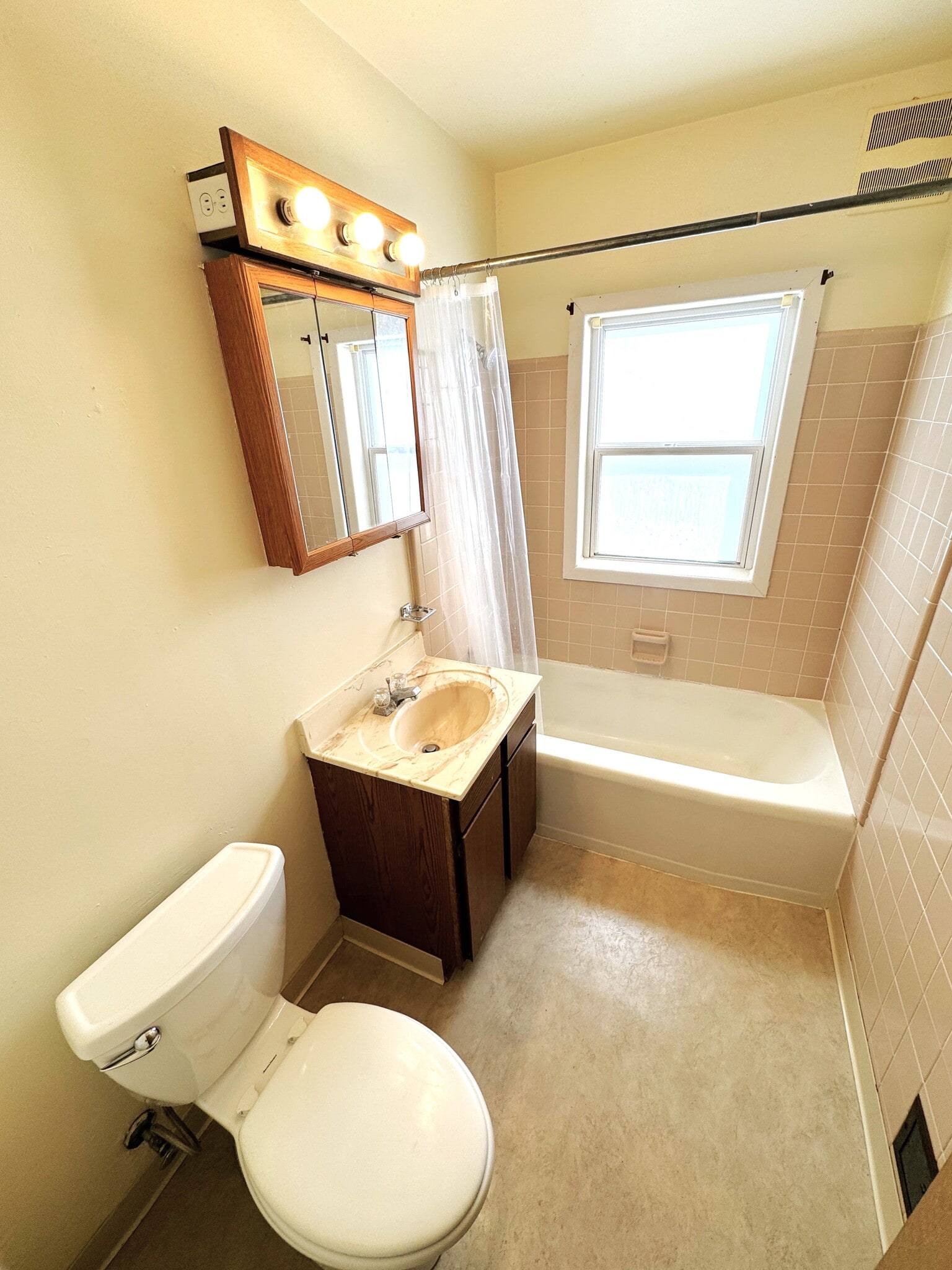 Building Photo - 401 Palomino Ln