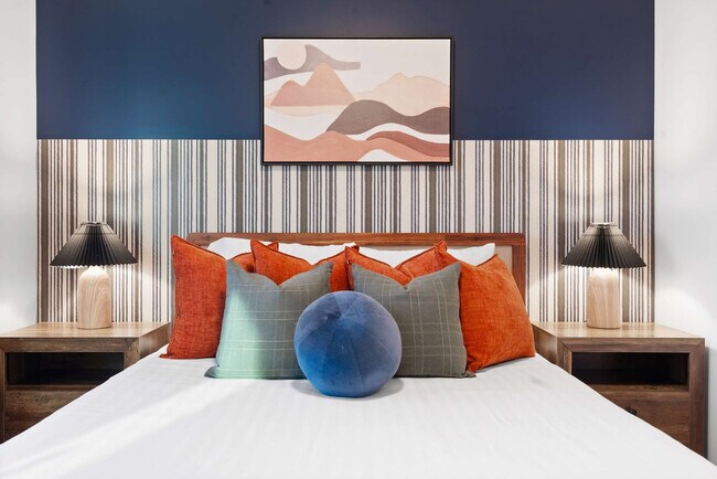 Building Photo - 4530 W Paradise Dr