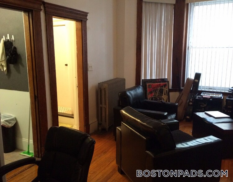 Building Photo - 26 Hemenway St