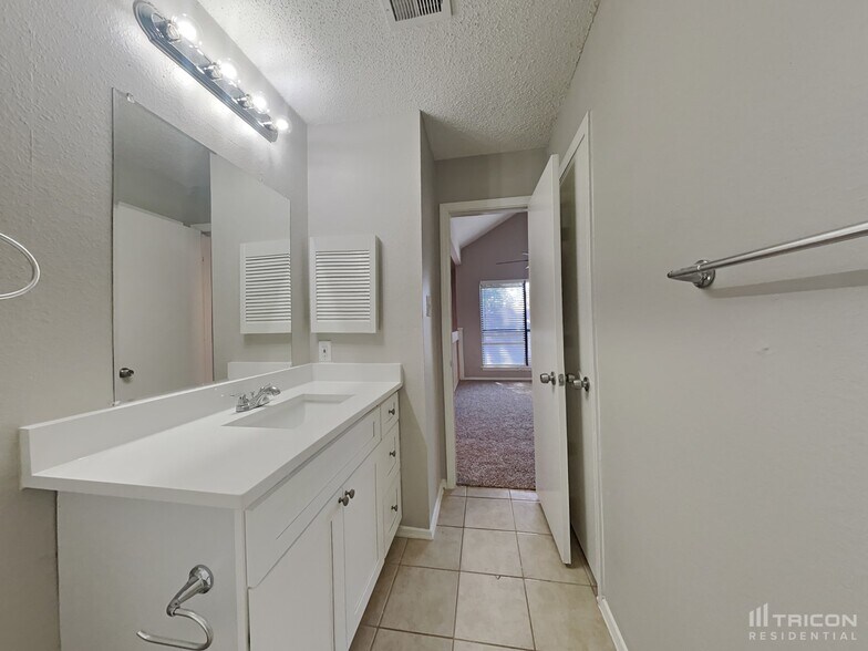 Building Photo - 561 Oxbow St