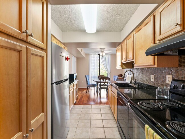 Building Photo - This beautiful 1 bed, 1 bath condo with ov...