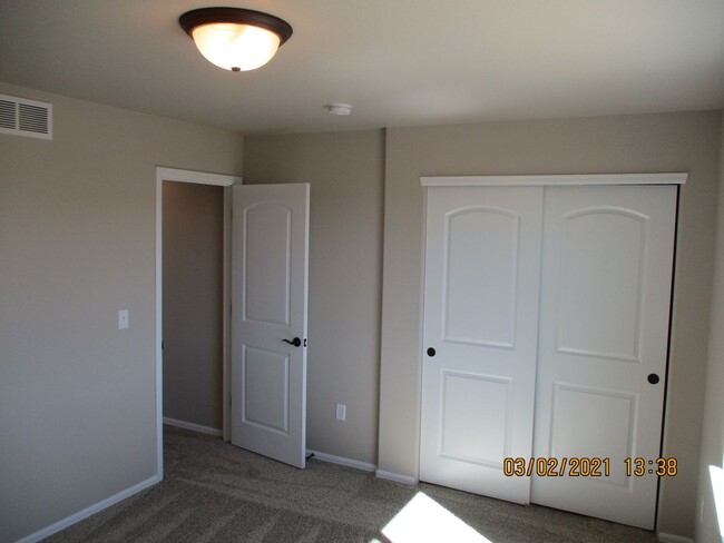 Building Photo - 4 Bed, 2.5 Bath - 2 Story Home in Windsor'...