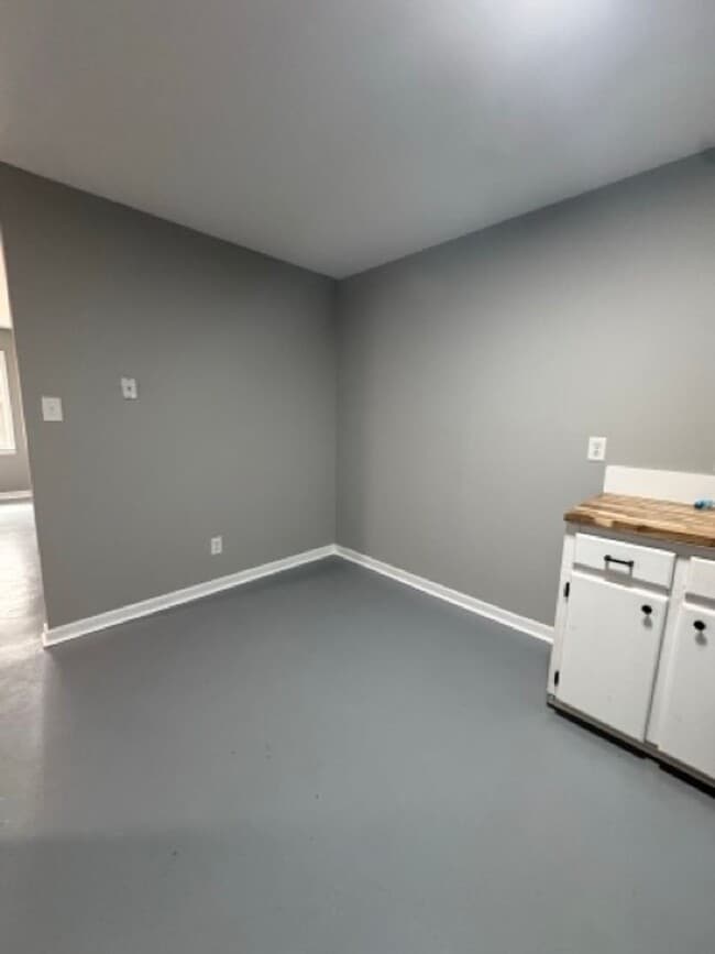 Building Photo - Freshly Remodeled & Move-In Ready!