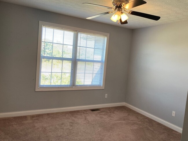 Building Photo - 141 Twin Lakes Dr